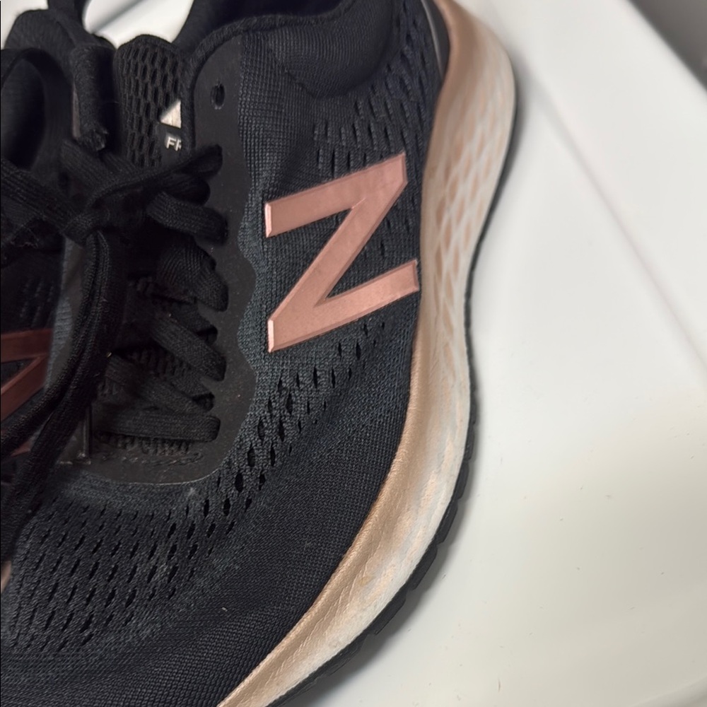 New Balance women’s Freh Foam Arishi  sz 7.5 Black and Pink Sneakers - Picture 2 of 5